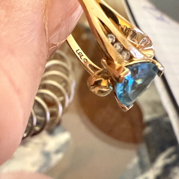 VINTAGE DESIGNER LGL 10K GOLD TRILLION CUT TOPAZ CREATED 
DIAMOND WAVE BAND
RING - Picture 9 of 9